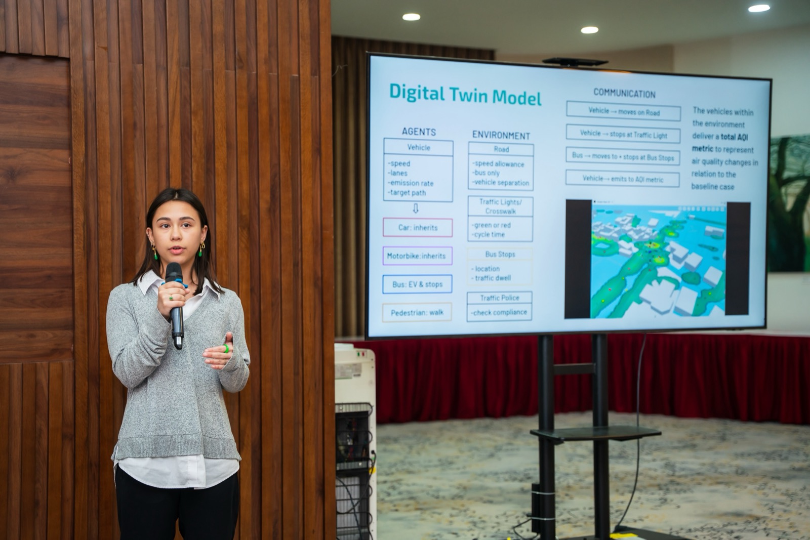 Mia presenting the digital twin model to a room at VinUniversity